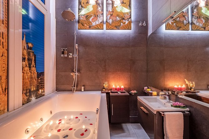 30 min Couple Massage and 30 min Floral Bath at THAI SPA MASSAGE - Who Will Enjoy This Barcelona Treatment