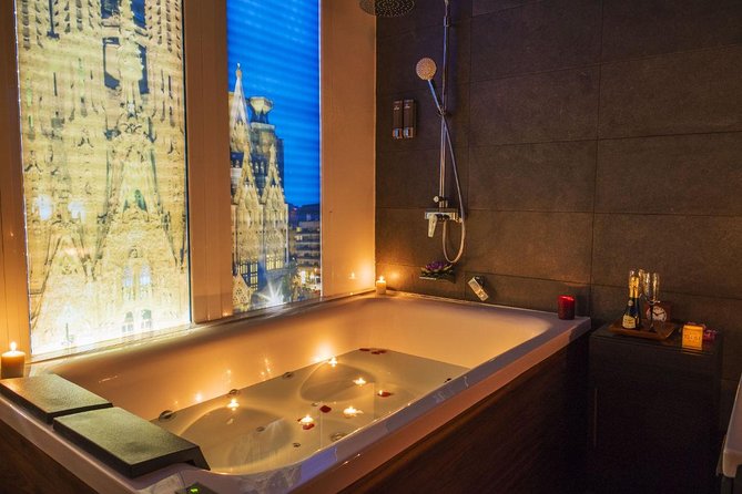 60 min Couple's Massage to choose and 30 min Floral Bath at THAI SPA MASSAGE - Finding Thai Spa Massage on Passeig de Gràcia