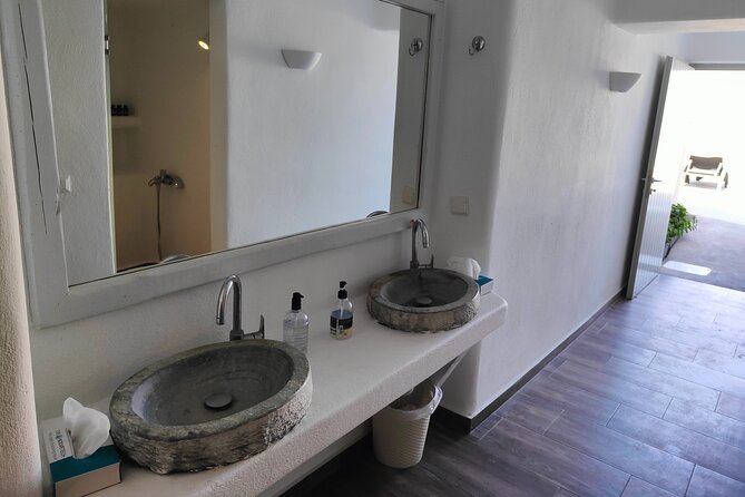 Akrotiri: Couples Massage & Pool Day Access - Choosing between 60 and 90 minutes