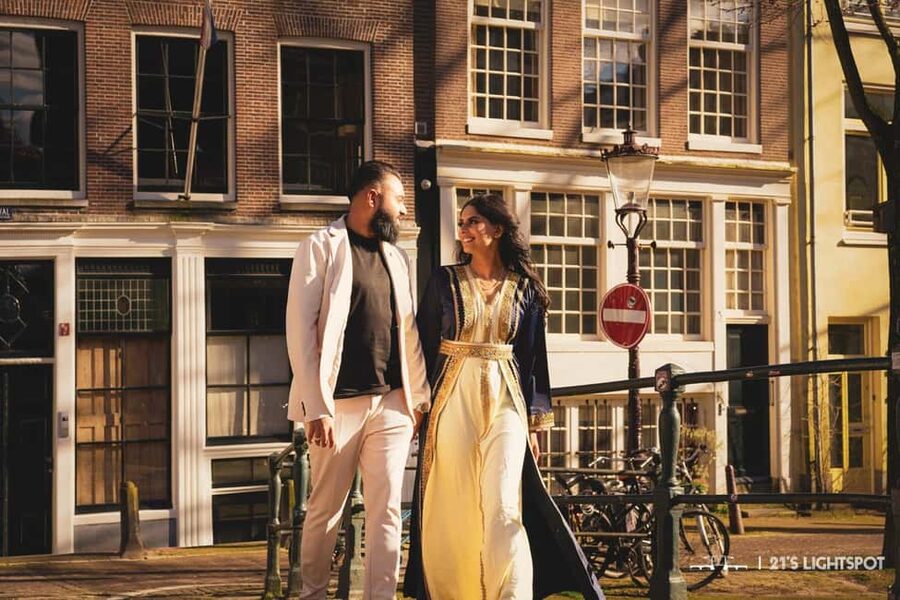 Amsterdam: Private Photoshoot for Couple, Family, or Solo - Raamgracht: More Time for Natural Poses