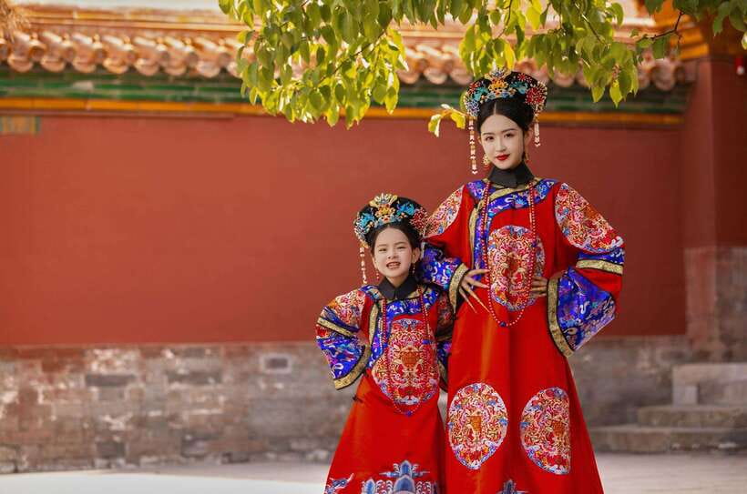 Beijing: Hanfu Experience & Photo Shoot – Family & Couples - Choosing a costume that photographs well