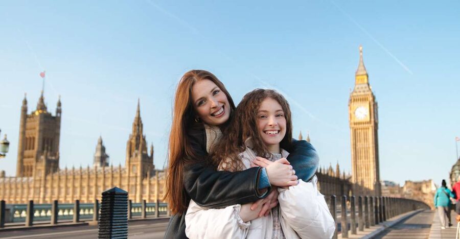 Couple’s photo: Romantic photoshoot in London - How the posing works for real couples
