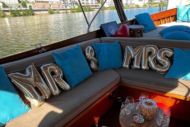 Exclusive private boat trip for couples in Heidelberg - A close look at Love Island