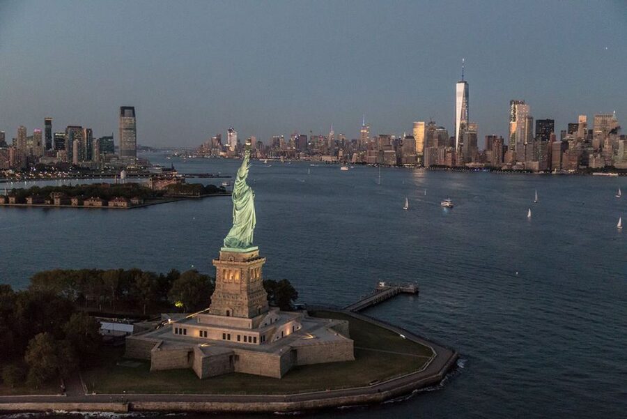 From Westchester: NYC Private Helicopter Tour for Couples - Why the 45-minute option is the better value for many couples