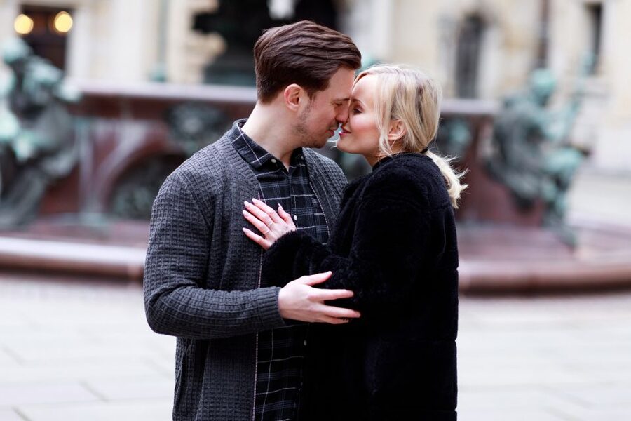 Hamburg: Private Couples' Photoshoot and Walking Tour - Starting at Jungfernstieg or Beatles-Platz