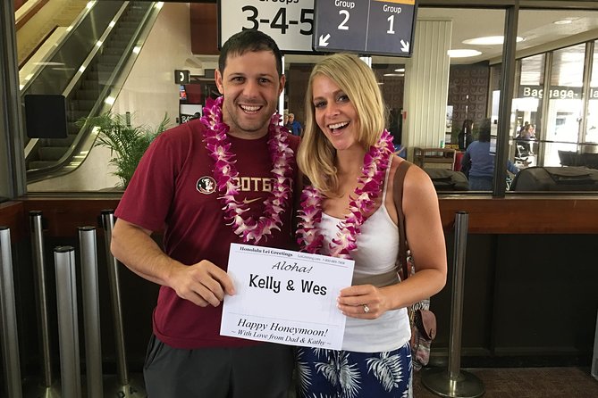 Honeymoon Airport Lei Greeting on Honolulu Oahu - Meeting your greeter at Daniel K. Inouye International Airport