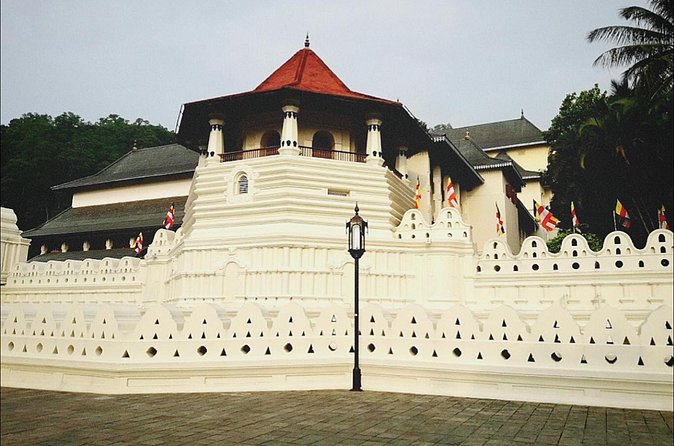 Kandy city tour for couple price - Cultural dance at Kandy Lake Club