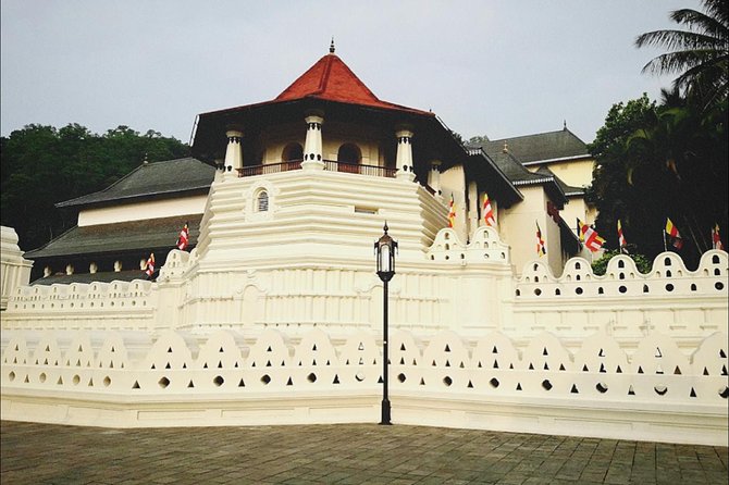 Kandy city tour for couple price - Sacred Tooth Relic Temple: a short visit with an extra ticket