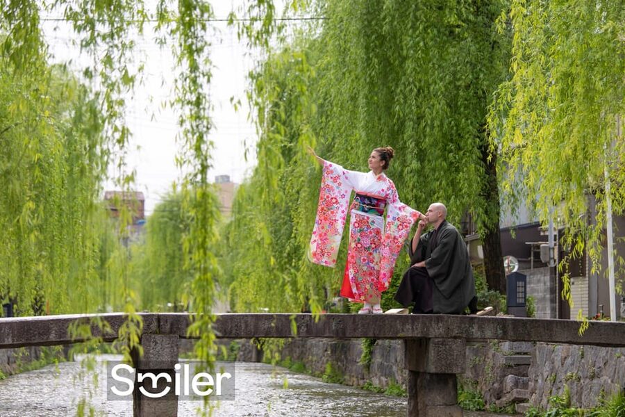 Kyoto: Private romantic photoshoot for couples - A 45-minute route shaped by your photographer