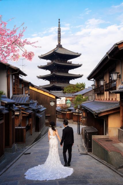 Kyoto: Private romantic photoshoot for couples - Meeting at KéFU Stand in Yasaka