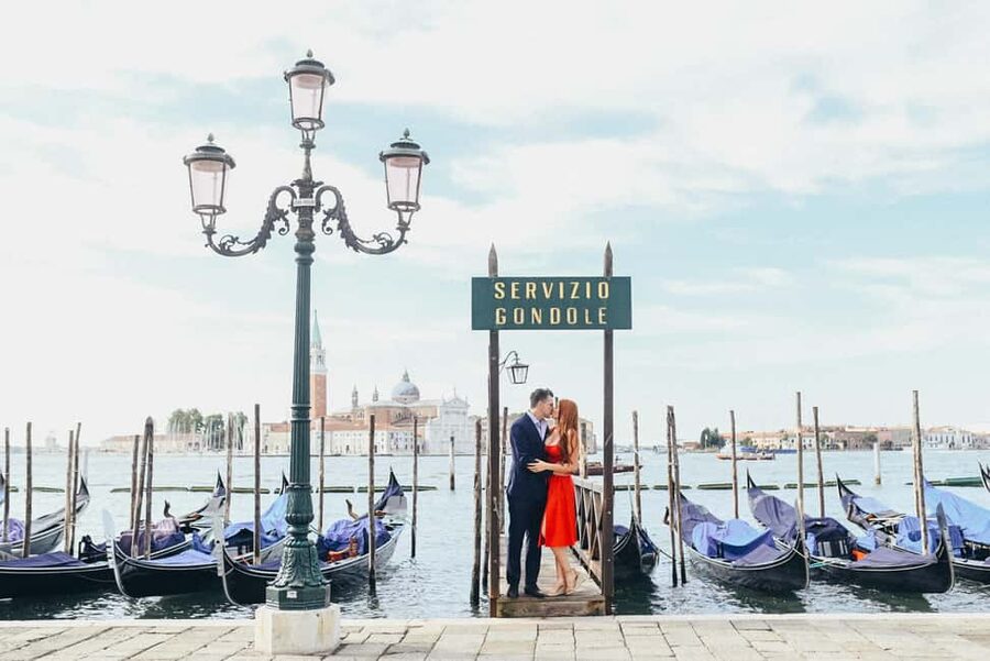 LAND & GONDOLA PHOTOSHOOTING - Moving through Venice to Teatro La Fenice