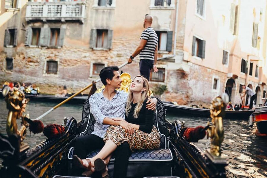LAND & GONDOLA PHOTOSHOOTING - Rialto gives the shoot its working city backdrop