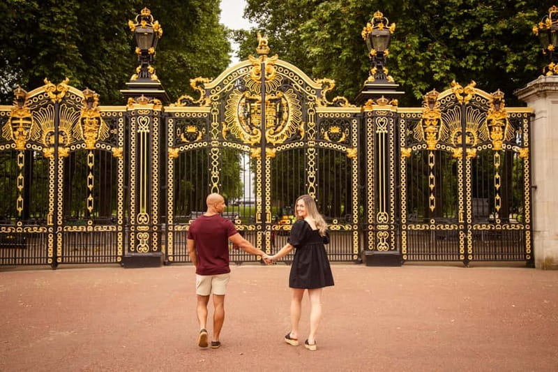 London: Private Couples Photography Session with Landmarks - Timing, weather, and practical planning