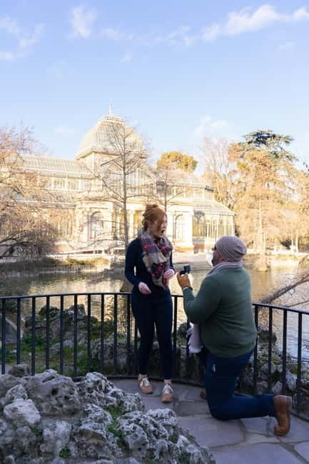 Madrid: Photoshoot for couples - Around the palace: variety without a long transfer