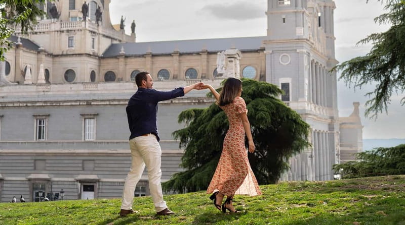 Madrid: Photoshoot for couples - Ending at Sabatini Gardens