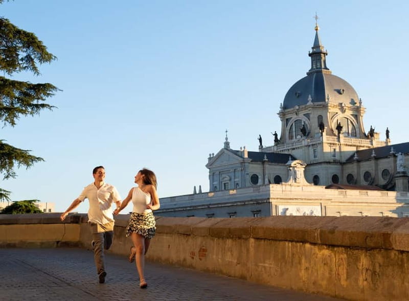 Madrid: Photoshoot for couples - The four-minute walk to the Royal Palace