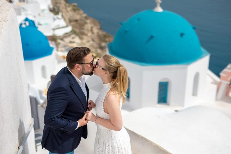 Oia: Couple photoshoot with 30 edited Photos - Why a professional photo session helps in Oia