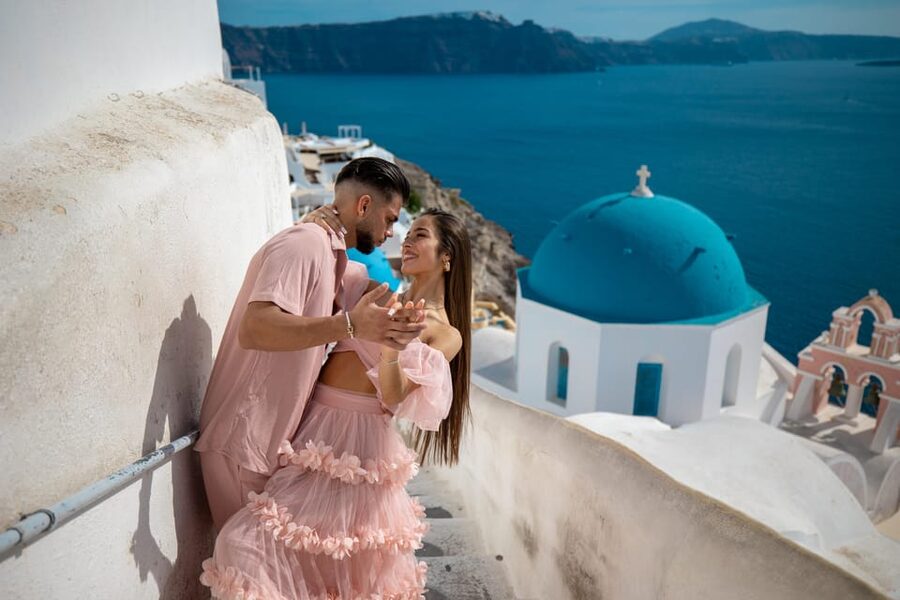 Oia: Couple photoshoot with 30 edited Photos - Meeting Nick, Nikos, Jenny, or another Gesti photographer