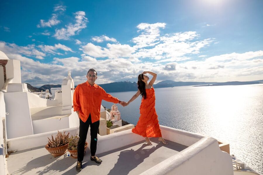 Oia: Couple photoshoot with 30 edited Photos - Choosing the right time for light and crowds