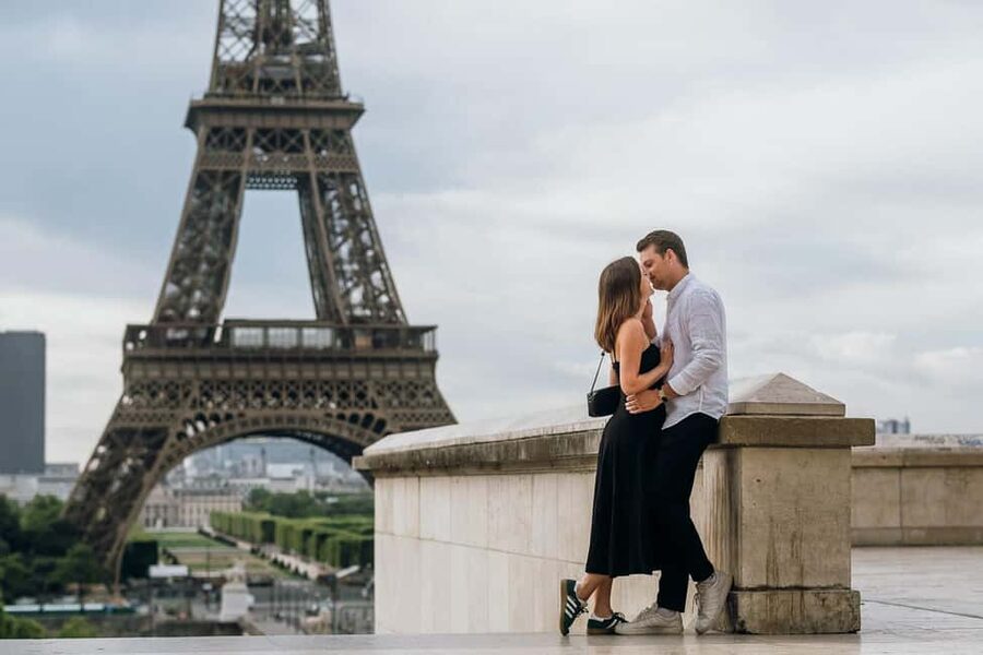 Paris: Private Eiffel Tower Photoshoot for Couples & Family - A relaxed way to record your Paris trip