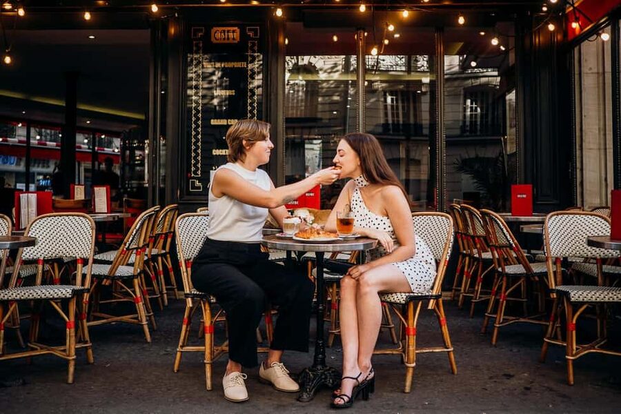 Paris: Private Eiffel Tower Photoshoot for Couples & Family - Meeting at Palais Chaillot and Trocadéro