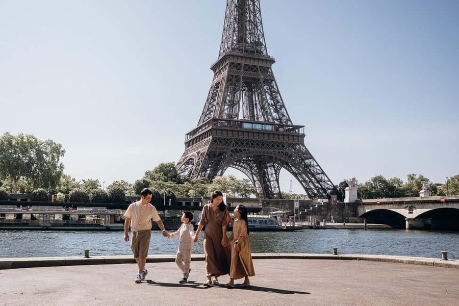Paris: Private Eiffel Tower Photoshoot for Couples & Family - What the one-hour format really gives you