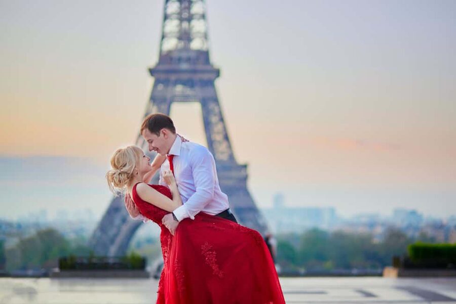 Paris: Romantic Couple Photoshoot (with flower bouquet!) - Your Paris love story starts with a bouquet