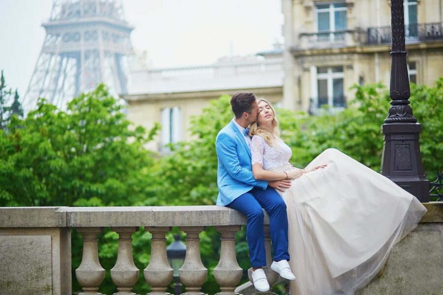 Paris: Romantic Couple Photoshoot (with flower bouquet!) - Should you book the Eiffel Tower photoshoot?