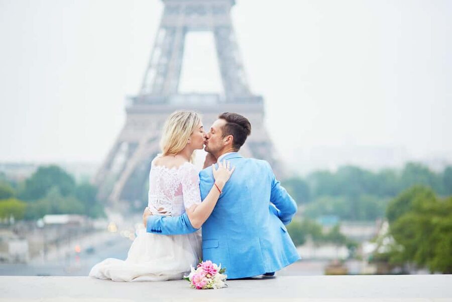 Paris: Romantic Couple Photoshoot (with flower bouquet!) - Meeting at the City of Architecture and Heritage