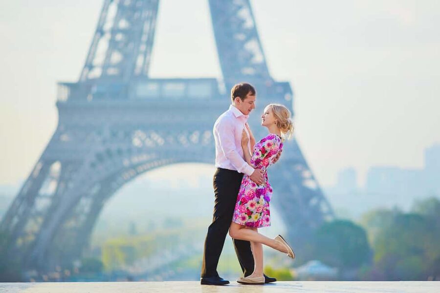 Paris: Romantic Couple Photoshoot (with flower bouquet!) - How the photographer guides your poses