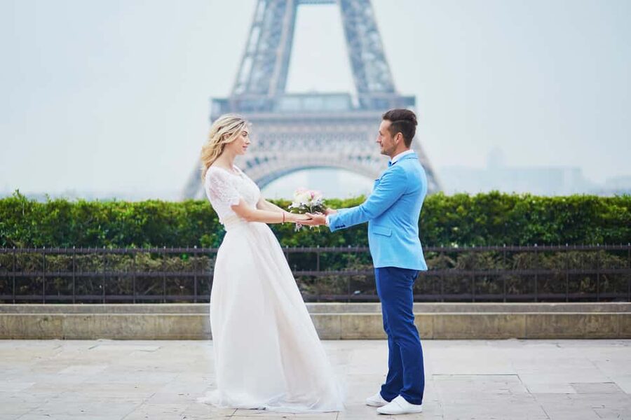Paris: Romantic Couple Photoshoot (with flower bouquet!) - What 50 images really mean