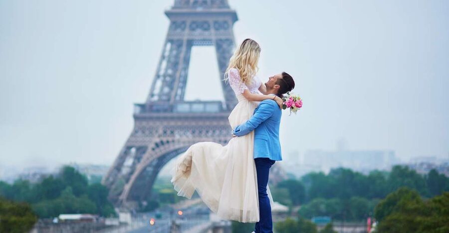 Paris: Romantic Couple Photoshoot (with flower bouquet!) - Price and value for a Paris couple