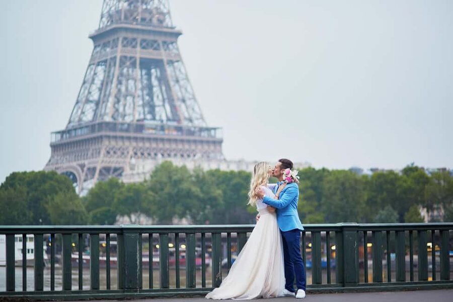 Paris: Romantic Couple Photoshoot (with flower bouquet!) - Timing, comfort, and access
