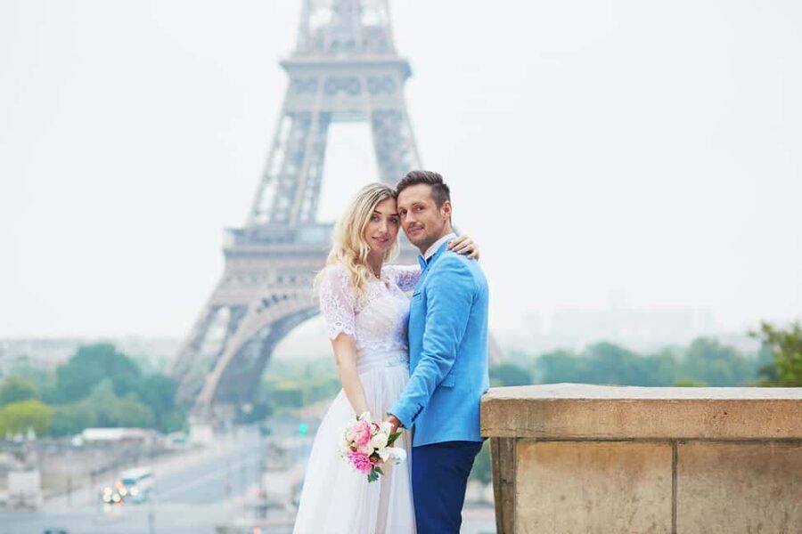 Paris: Romantic Couple Photoshoot (with flower bouquet!) - Small details that can improve the hour