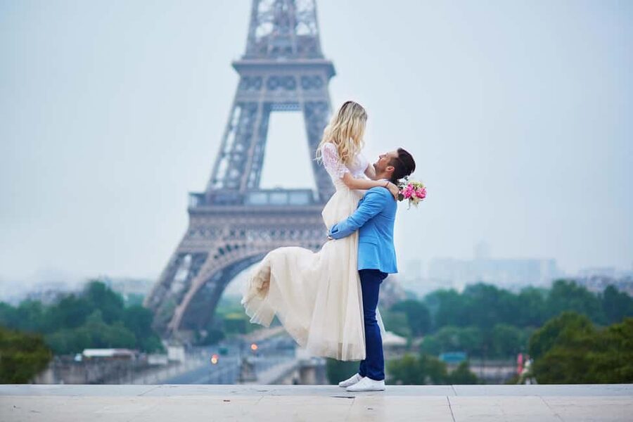 Paris: Romantic Couple Photoshoot (with flower bouquet!) - Walking the Eiffel Tower viewpoints