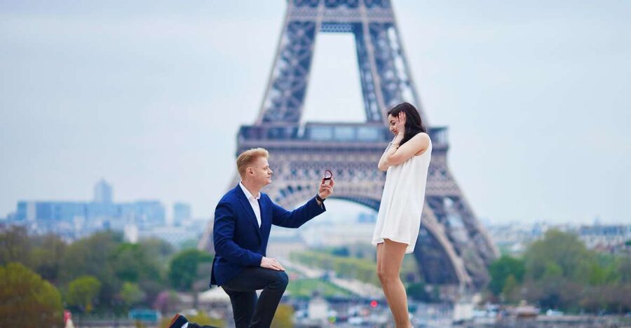 Paris: Romantic Photoshoot for Couples - Meeting at 8 Port de Suffren