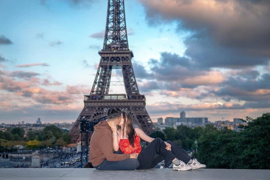 Photo session for couples with flowers around Eiffel tower - Why Trocadéro is the right place for couple photos