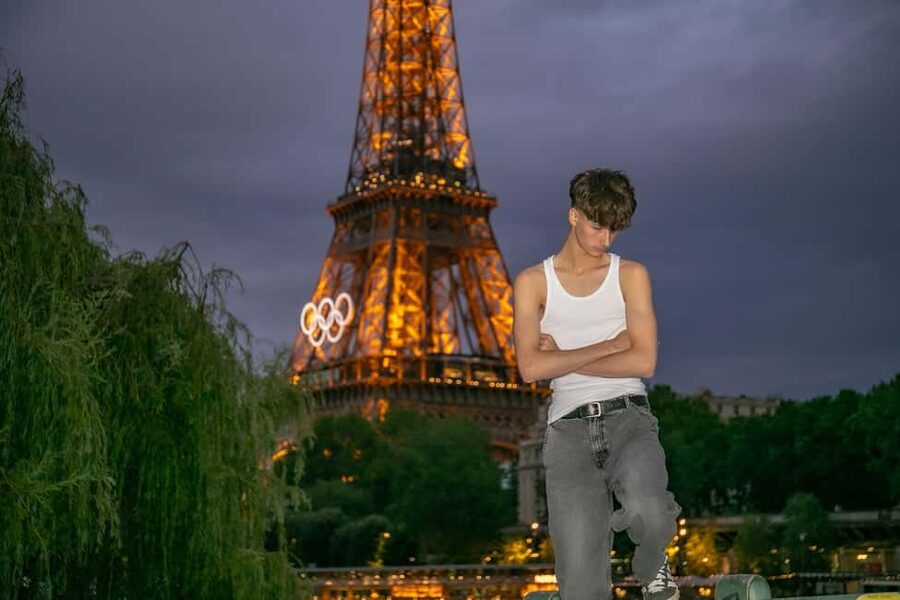 Photo session for couples with flowers around Eiffel tower - The one-hour route around Place du Trocadéro