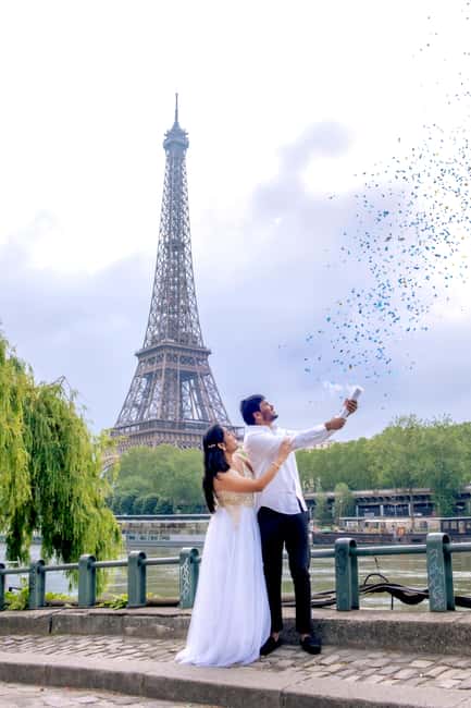 Photo session for couples with flowers around Eiffel tower - Flowers, clothing changes, and personal requests