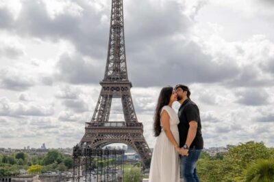 Photo session for couples with flowers around Eiffel tower