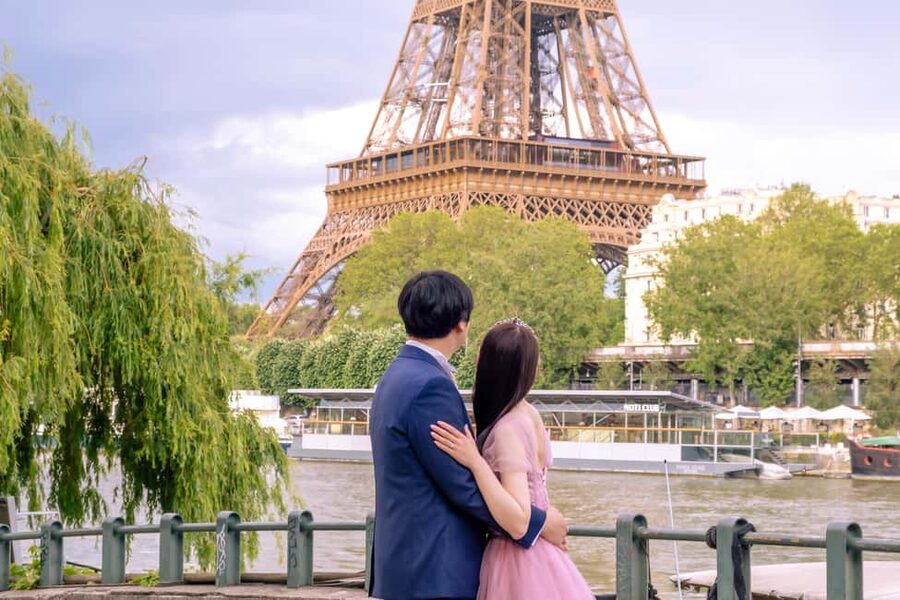 Photo session for couples with flowers around Eiffel tower - Eighty edited photos and what that means