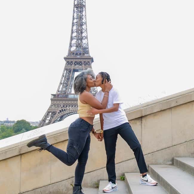 Photo session for couples with flowers around Eiffel tower - Practical planning for the meeting point