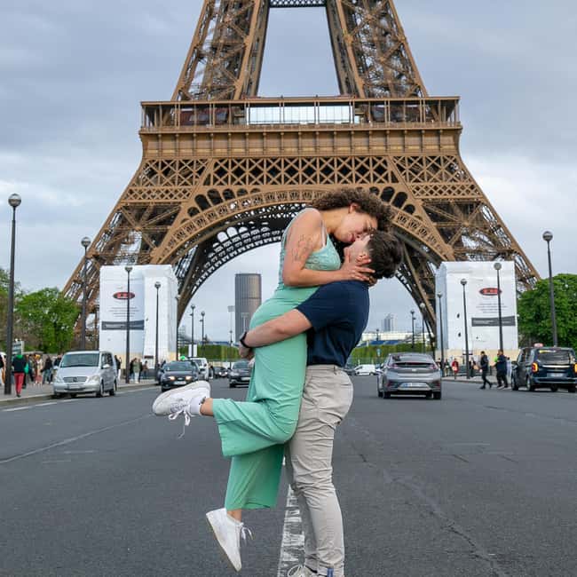 Photo session for couples with flowers around Eiffel tower - What this experience does not include