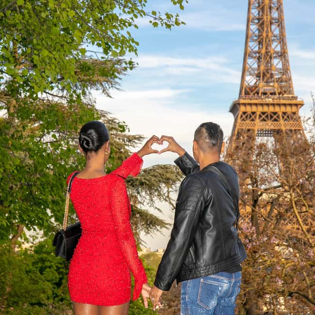 Photo session for couples with flowers around Eiffel tower - Who will enjoy this private photo session