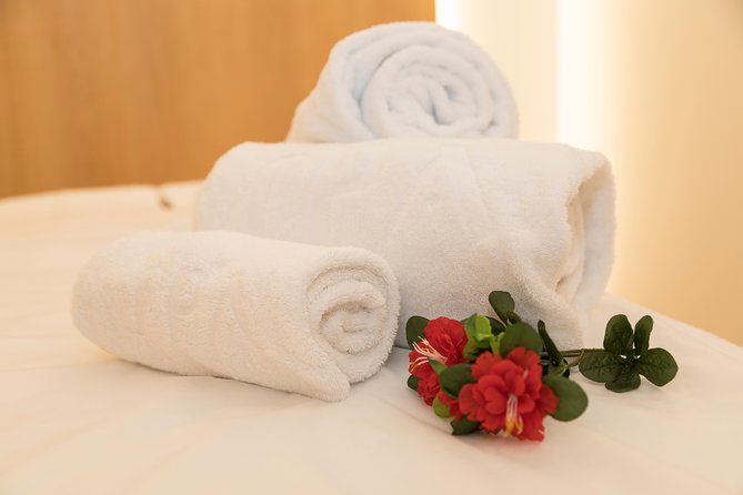 Romantic couple massage + SPA entry and private jacuzzi with cava - The couples massage in a private room