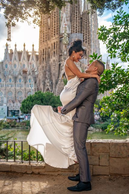 Romantic Photoshoot Experience for Couples in Barcelona - Receiving your edited images within 48 hours
