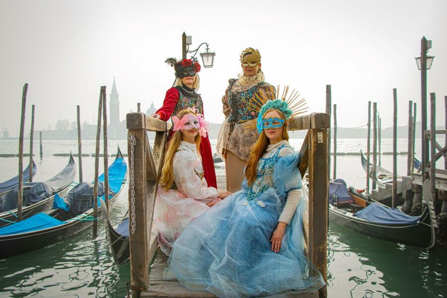 Romantic Photoshoot Experience for Couples in Venice - The edited gallery and delivery time
