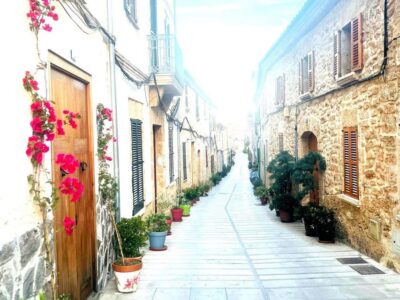 Santa Ponca: CoupleWalk, fun game and city walk for couples