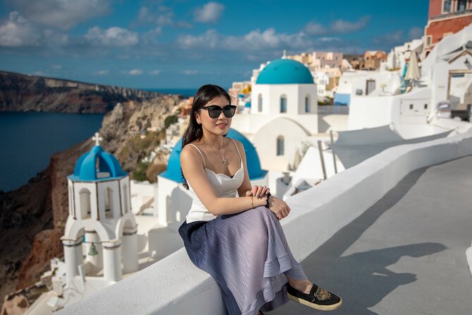 Santorini couple photoshoot with 50 edited photos! - Who should book this experience?
