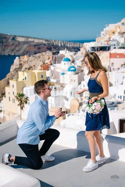 Santorini: Oia Private Couple Photoshoot with 35 Photos - Who should book this Santorini photoshoot?